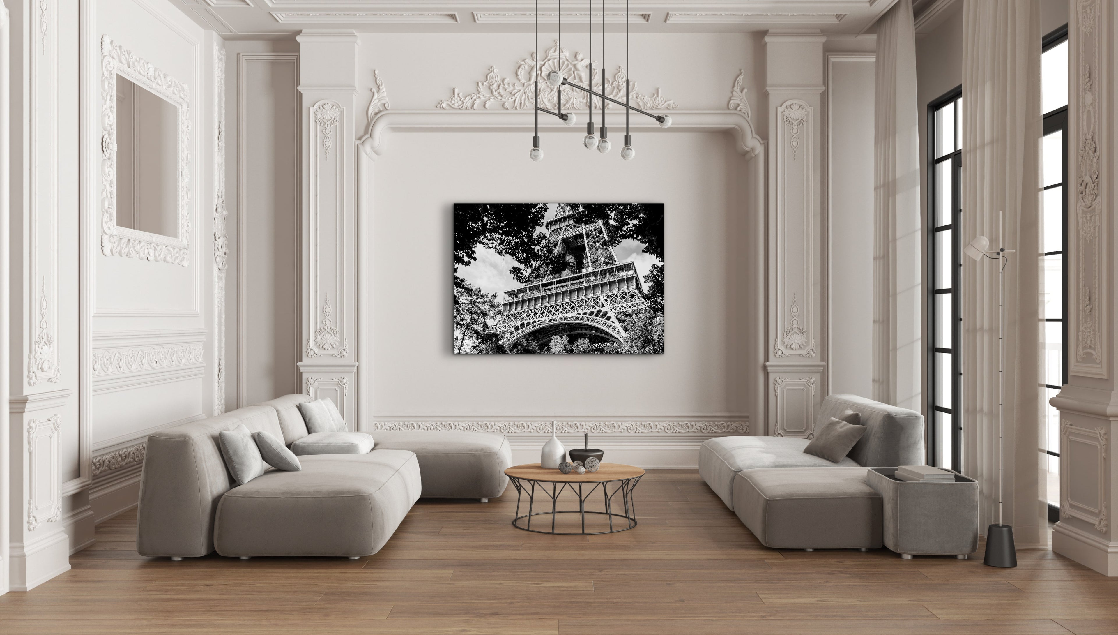 In einem Renaissance-Raum hängt die Fine Art Fotografie "Dissatisfying" an einer weissen Wand und zeigt in schwarz-weiss den unteren Abschnitt des Eiffelturms, eingerahmt von sommerlichen Bäumen. Der klare Paris-Architekturkontrast und die minimalistischen Linien wirken im historischen Interieur besonders eindrucksvoll.