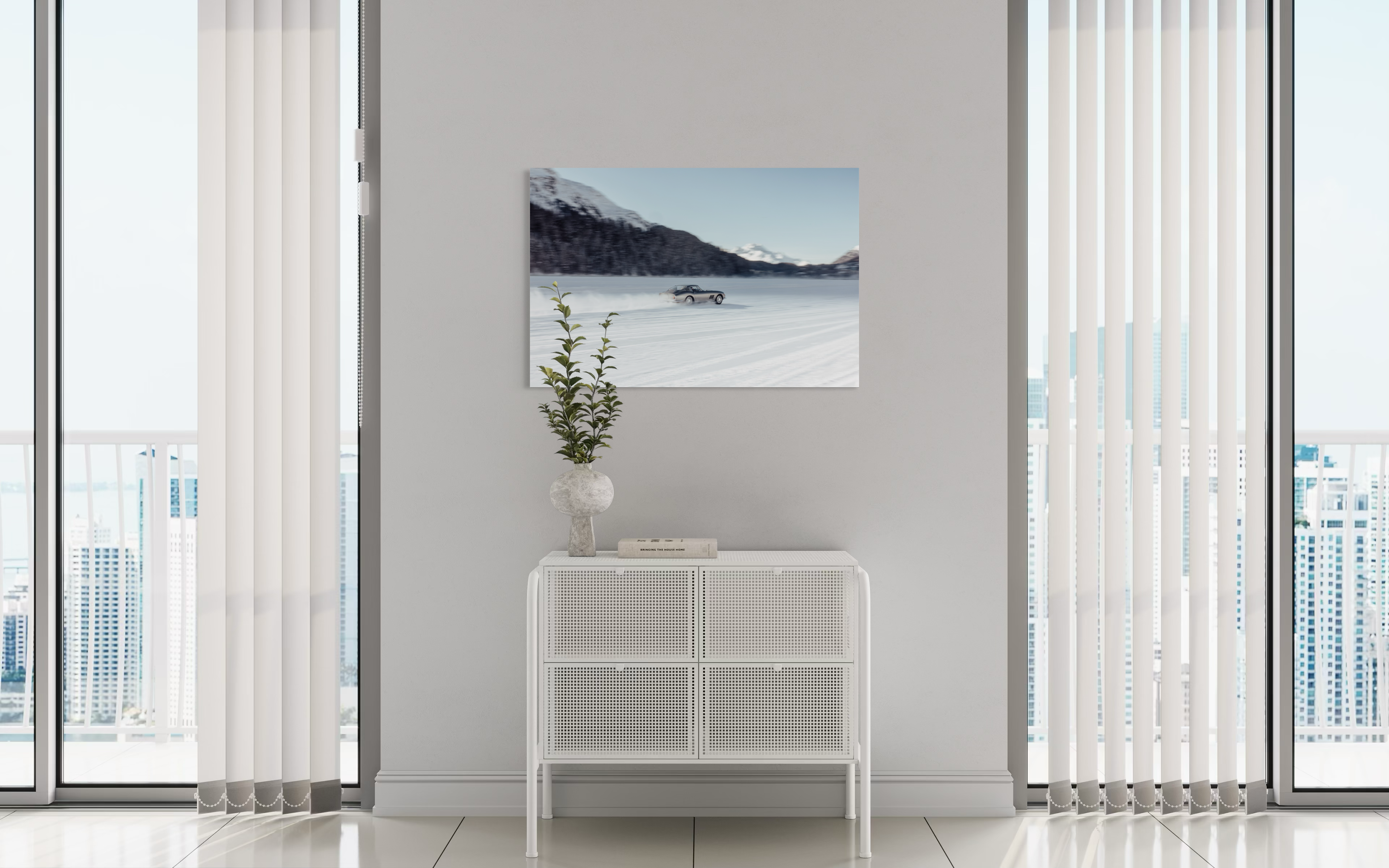 Ein silberner Ferrari 275 GTB/4 gleitet in einer eleganten Kurve über das Eis des St. Moritzersees. Die sanfte Bewegung und der feine Schneestaub hinter dem Fahrzeug betonen die Anmut der automobilen Klassiker bei diesem Premium-Event. Vor dem Hintergrund bewaldeter Berghänge verkörpert dieses Motiv die ruhige, aber kraftvolle automotive Eleganz, die Motel June für Liebhaber von Ästhetik und Winter-Lifestyle kuratiert.