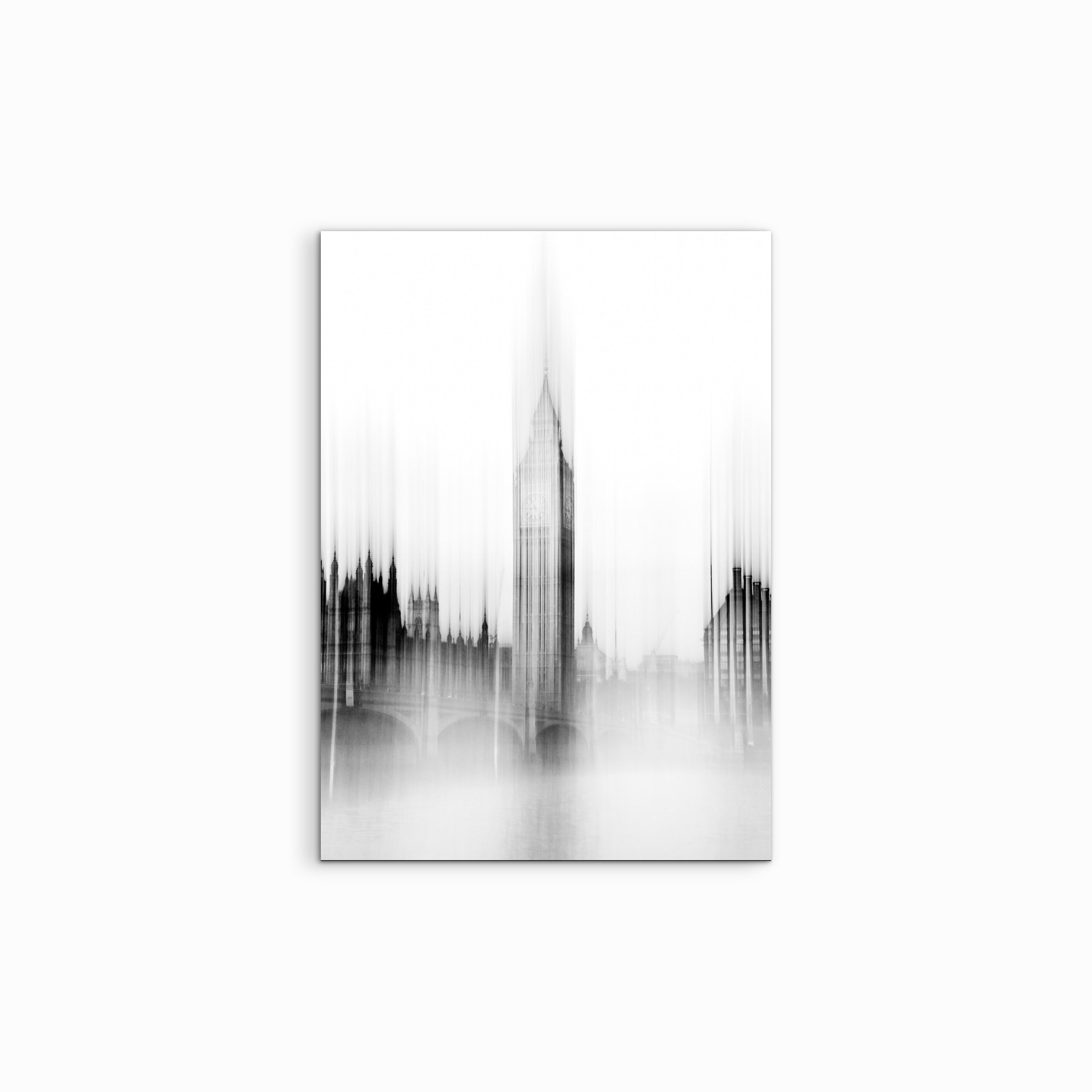 In einer dynamischen Schwarz-Weiss-Panning-Aufnahme erscheint der Elizabeth Tower (Big Ben) leicht verzerrt, bleibt jedoch klar erkennbar, der Fine Art Print "Ben Whispered" fängt die Bewegung des ikonischen Londoner Wahrzeichens eindrucksvoll ein.